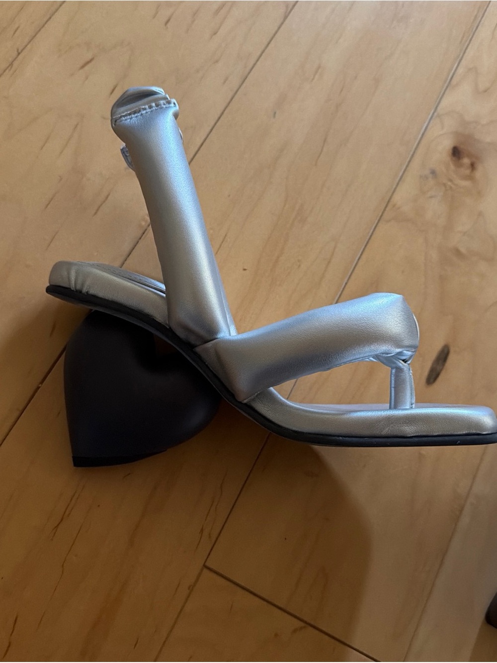 Yume Yume Metallic Silver Padded Toe-Post Sandals - Picture 5 of 7